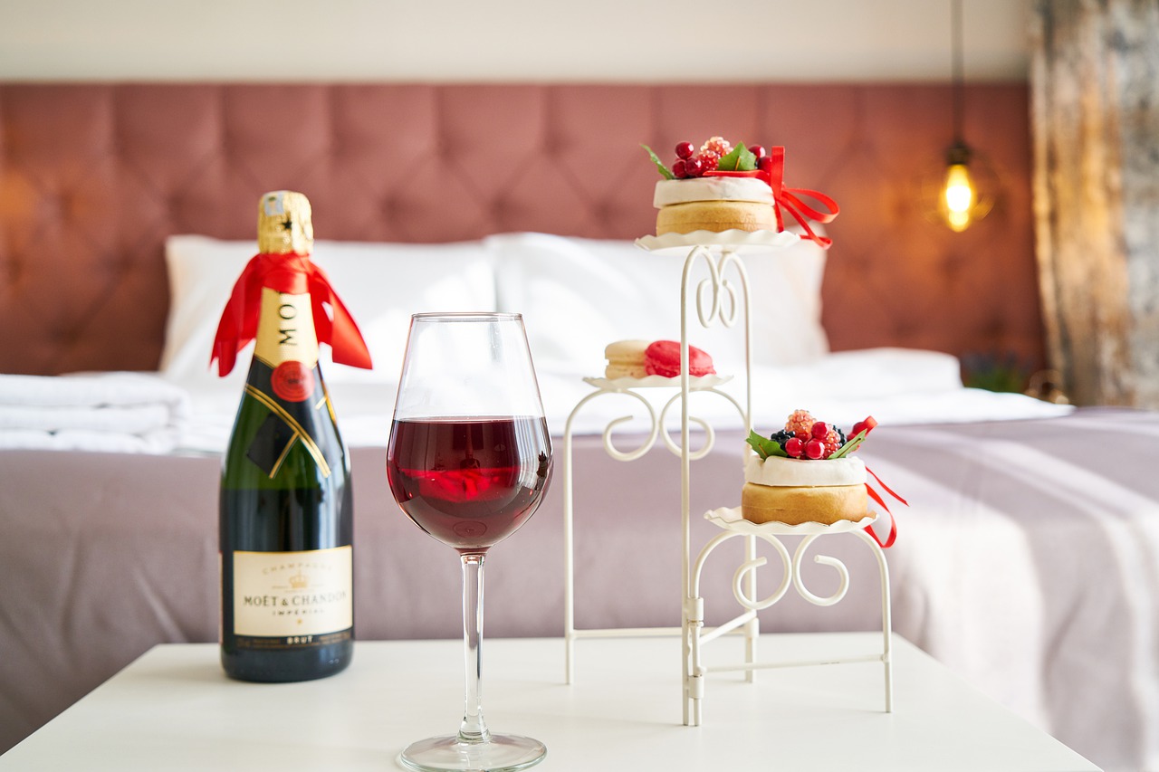 wine, hotel, room-4350274.jpg